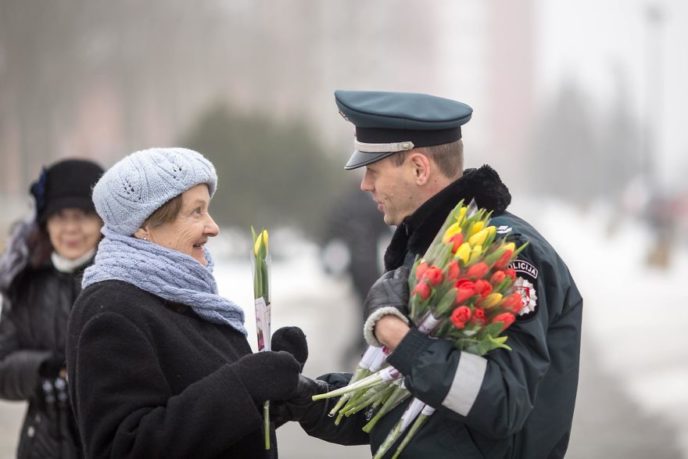 Lithuanian police officers flowers international womens day9 5aa12127af963__880.jpg