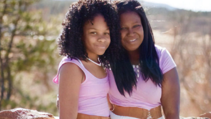 Talent show daughter freezes singing mom 8.jpg