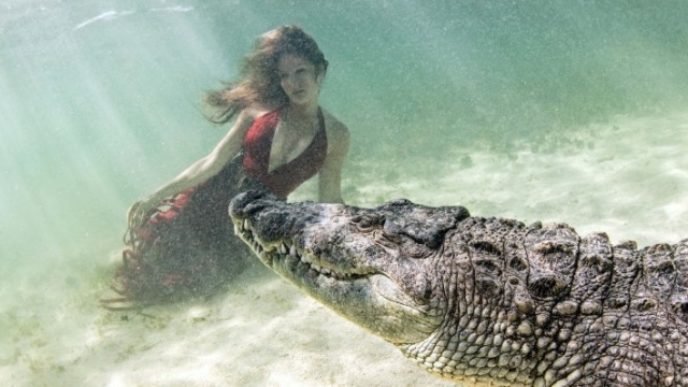 MODELS POSE WITH CROCODILES