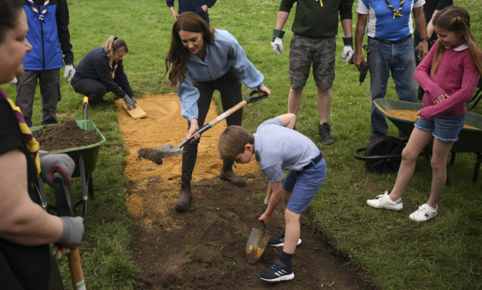 Princezná Kate s deťmi na brigáde.