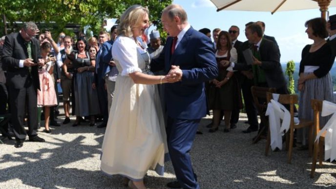 244489_vladimir putin karin kneissl 640x420.jpg