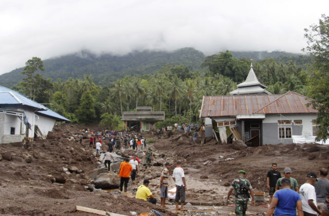 278816_indonesia_flash_floods_83093 640x420.jpg