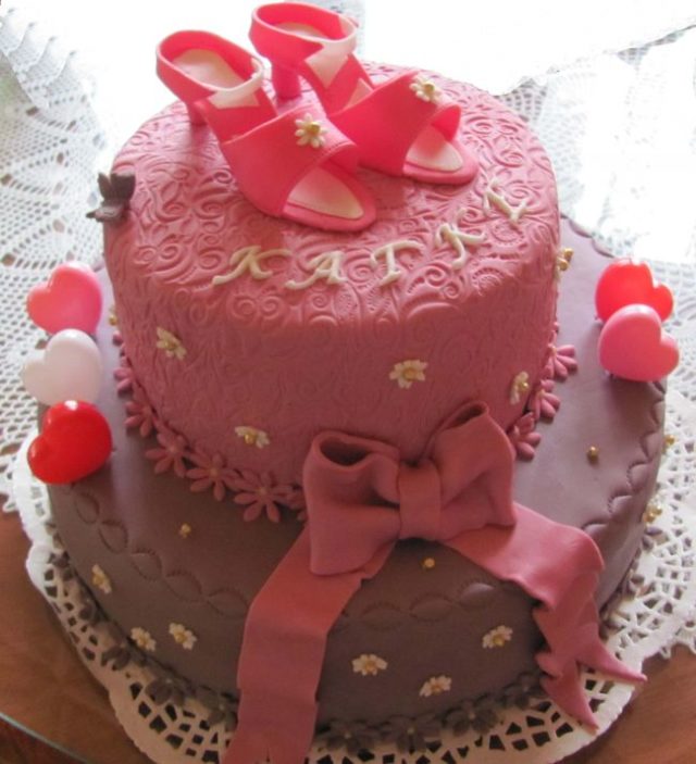 Ružová torta ozdobená marcipánovými topánkami