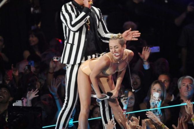 Miley Cyrus a jej škadalózne vystúpenie na MTV Video Music Awards.