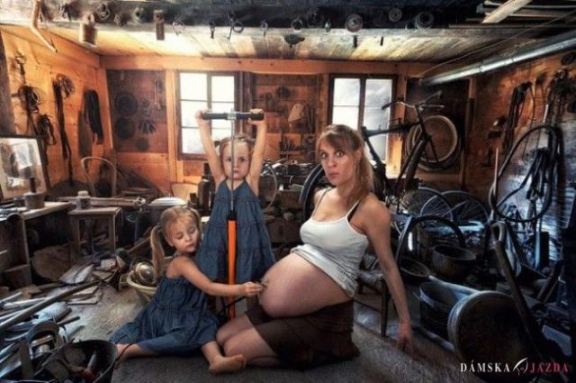 Kreatívny otec tvorí bláznivé fotografie svojich troch dcér