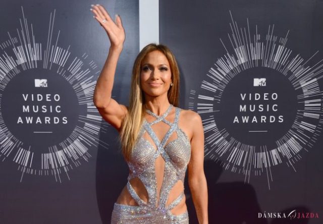 Jennifer Lopez prichádza na udeľovanie cien stanice MTV