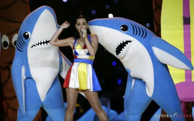 Katy Perry na vystúpení počas NFL Super bowlu 2015.