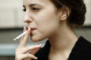 Cigareta, žena, fajčiť
