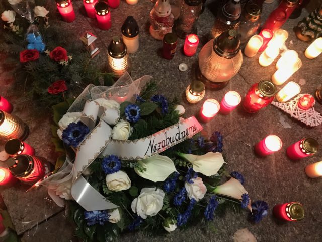 Aj v deň pohrebu generála Milana Lučanského, schody policajného prezídia na Račianskej ulici v Bratislave zaplnili stovky sviečok.