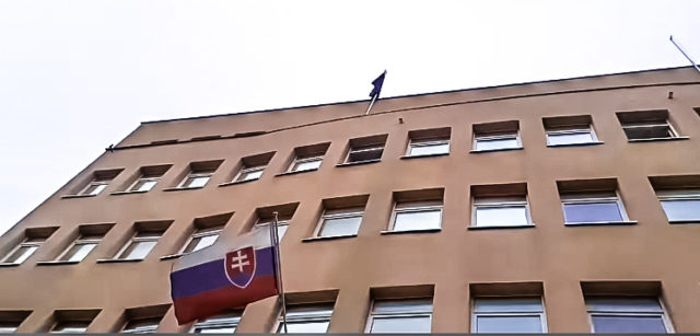 Čiernou vlajkou si smrť generála Lučanského, napokon uctili na budove Prezídia policajného zboru na Račianskej v Bratislave