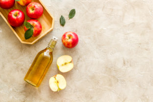 Poznáte benefity jablčného octu pre zdravie? Pomôže pri prechladnutí či akné