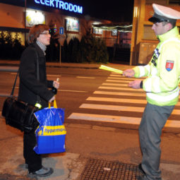 POLÍCIA: Reflexné prvky pre chodcov