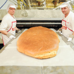 NITRA: Najväèí chlieb na Slovensku