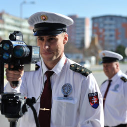 Dopravná polícia poèas dopravno-preventívnej akcie Rýchlostný maratón, ktorá sa koná v 22 európskych tátoch zdruených v Medzinárodnej stavovskej organizácii TISPOL. Bratislava, 16. apríl 2015. Foto: SITA/