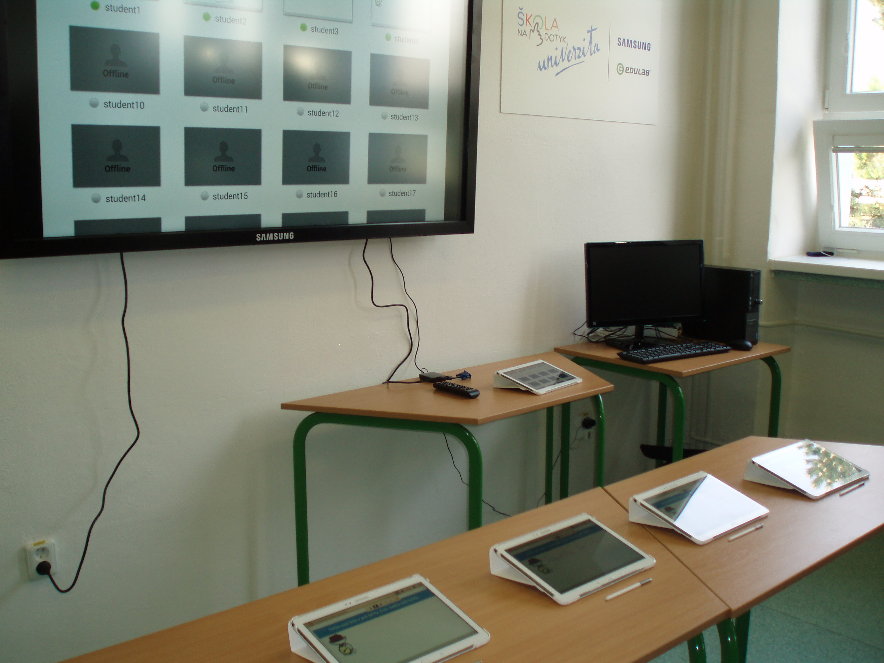 Na obrazovke môže učiteľ vidieť, čo robia žiaci na tabletoch. Foto: Janka Kršiaková