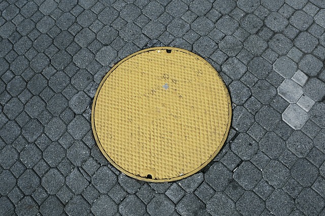 manhole-498435_640