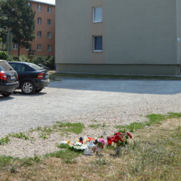 Miesto, na ktorom zomrela v aute dvojročná Kristínka sa zapĺňa sviečkami.