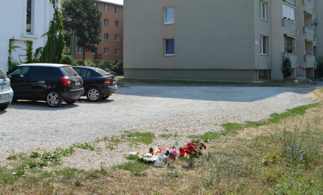 Miesto, na ktorom zomrela v aute dvojročná Kristínka sa zapĺňa sviečkami.