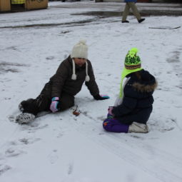 Deti sa hraju na snehu v nitre