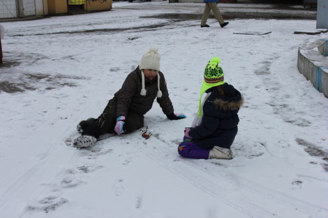 Deti sa hraju na snehu v nitre