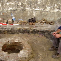 Archeológovia našli pod cestou kostru, Mostná ulica