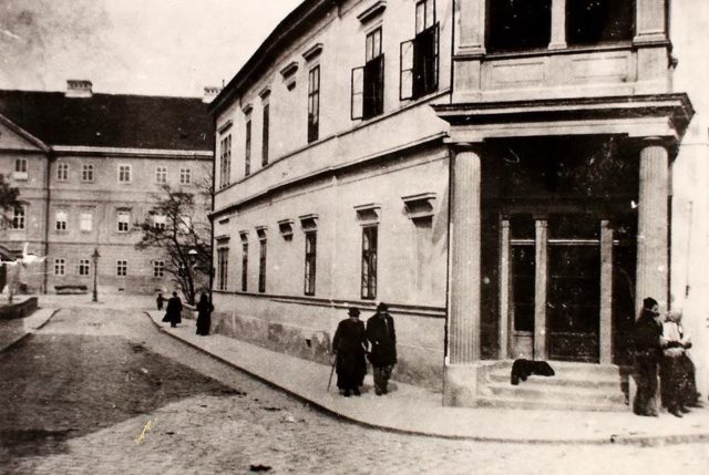 Vlavo vzadu zupny dom 1903 klub priatelov starej nitry.jpg