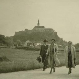 Prechadzka pod hradom 1930 janko stupka.jpg