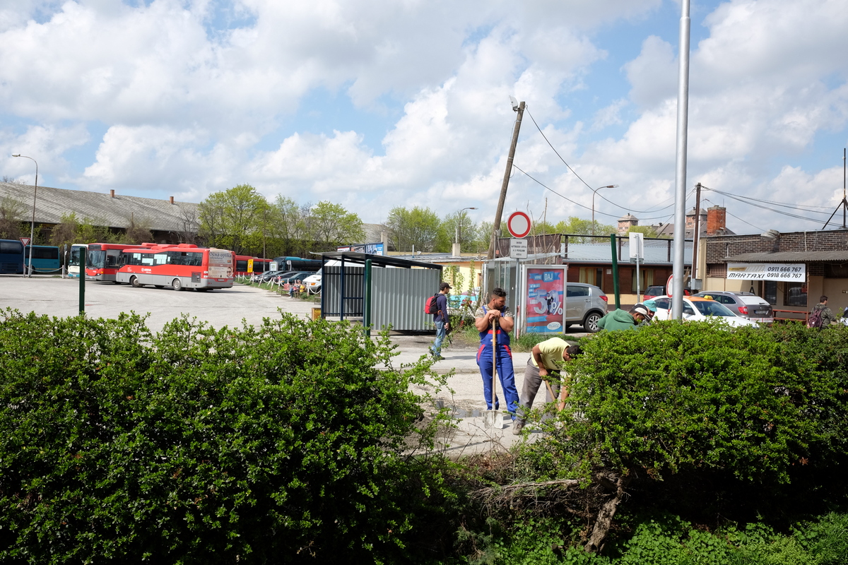 Výstavba plota pri autobusovej stanici