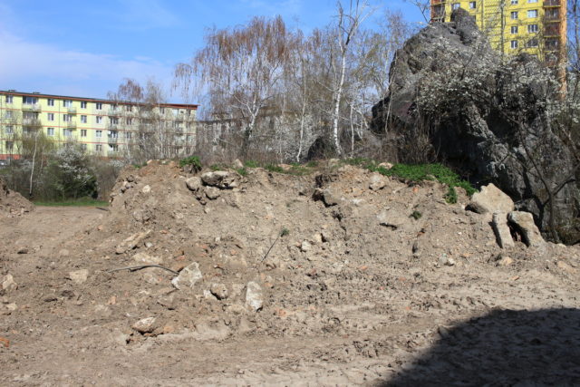 Zeminu so stavebným odpadom v Rolfesovej bani presunuli bližšie k svahu