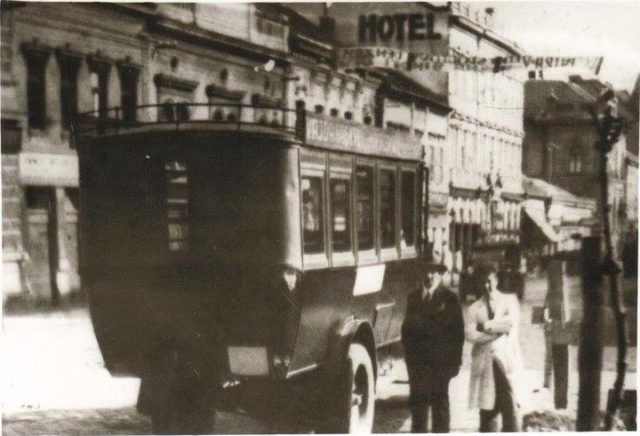 Prvy autobus v nitre 1924 klubpriatelov.jpg