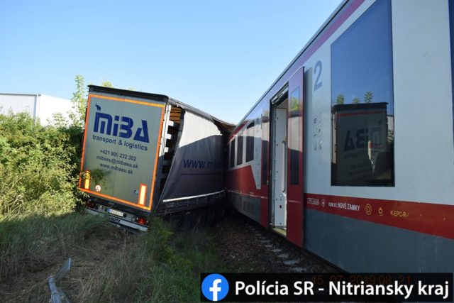 Dopravna nehoda vlak kamion krskany nitra policia 3.jpg
