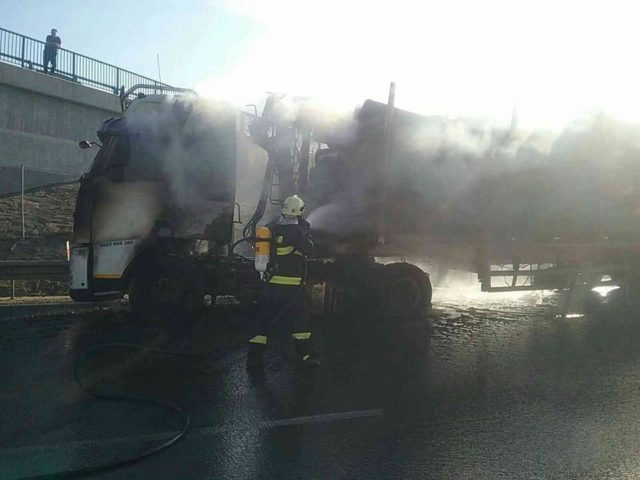 Kamion poziar nehoda rychlostna cesta r1 nitra hasici 3.jpg