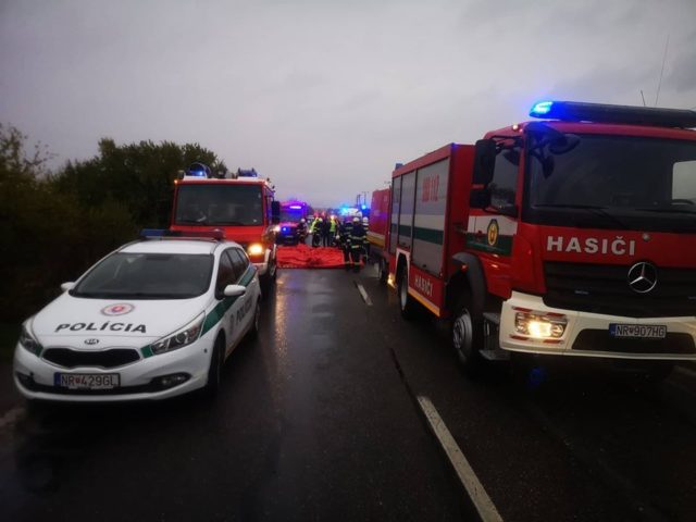 Dopravna nehoda nitrianske hrnciarovce tragedia policia sr hasici 2.jpg