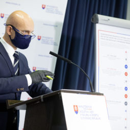Minister školstva, vedy, výskumu a športu SR Branislav Gröhling počas tlačovej konferencie o organizovaní internej - ústnej maturitnej skúšky v školskom roku 2019/2020. Bratislava, 23. apríl 2020.