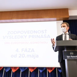 Predseda vlády SR Igor Matovič počas tlačovej konferencie, na ktorej predstavil štvrtú fázu uvoľňovania opatrení. Bratislava, 18. máj 2020.
