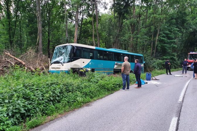 Autobus nehoda dopravna jarok hasici 1.jpg