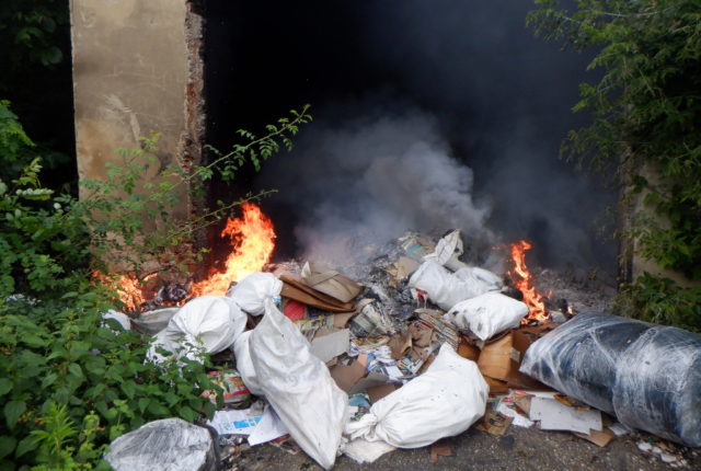 Palenie odpadu mestska policia nitra hviezdoslavova 1.jpg
