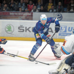 Samuel Buček z HK Nitra (uprostred) počas hokejového zápasu 51. kola základnej časti Tipsport ligy 2019/2020 medzi HK Nitra  HC Košice. Nitra, 18. február 2020.