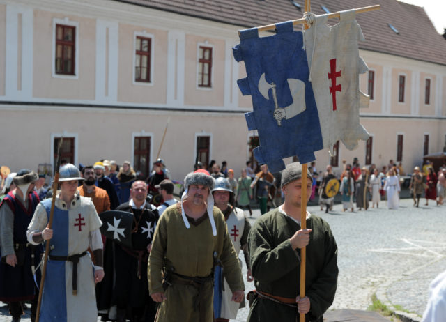 Slávnostný historický sprievod účastníkov v stredovekých kostýmoch pod Nitrianskym hradom počas 8. ročníka historického festivalu Pribinova Nitrawa 2020 v Nitre. Nitra, 4. júl 2020.