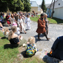 Slávnostný historický sprievod účastníkov v stredovekých kostýmoch pod Nitrianskym hradom počas 8. ročníka historického festivalu Pribinova Nitrawa 2020 v Nitre. Nitra, 4. júl 2020.