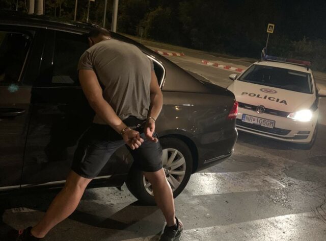 Policia drogy muz nitra soporna 2.jpg