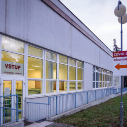 Tabuľa označujúca priestor na očkovanie v areáli Fakultnej nemocnice v Nitre, kde dnes uskladnili prvé dávky vakcín na prevenciu ochorenia COVID-19. Bratislava, 26. december 2020.