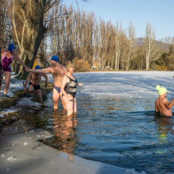 Otužovanie sa v zimnom období v jazere Veľká Hangócka v nitrianskom mestskom parku. Nitra, 17. január 2021.