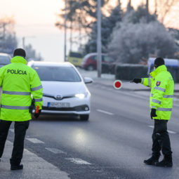 Policajná kontrola na ceste v smere z Levíc do Nitry počas sprísneného zákazu vychádzania v okrese Nitra v súvislosti s COVID-19. Nitra, 11. január 2021.