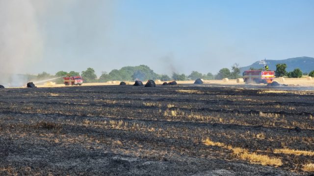 Požiar traktor stroj pole hasici