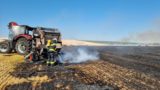 Požiar traktor stroj pole hasici