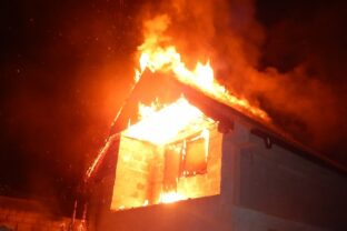 Hasici poziar hajske dom 2.jpg