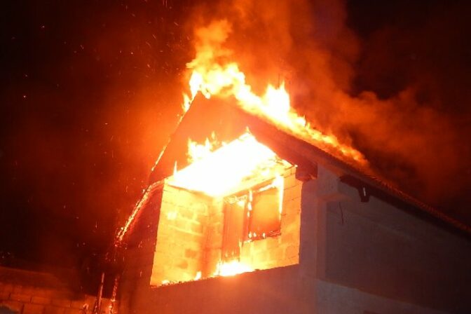 Hasici poziar hajske dom 2.jpg