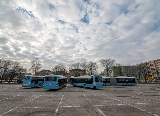 Prehliadka 15. nových autobusov vyrobených SOR Libchavy v Českej republike za účasti primátora Nitry na parkovisku pred výstaviskom Agrokomplex v Nitre. Autobusy dopravcu Transdev Morava budú fungovať od 1. januára 2022 pre nitriansku mestskú hromadnú dopravu (MHD). Nitra, 7. december 2021.