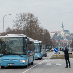 Príchod nových autobusov vyrobených v SOR Libchavy v Českej republike do Nitry. Nové autobusy dopravcu Transdev Morava budú fungovať od 1. januára 2022 pre nitriansku mestskú hromadnú dopravu (MHD). Nitra, 7. december 2021.